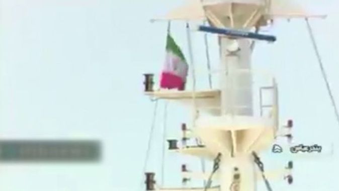 İngiliz gemisine İran bayrağı