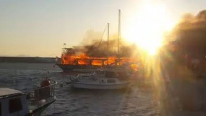 İzmir’de gezi teknesi alev alev yandı