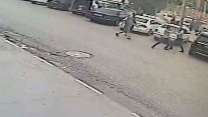 Kavgayı ayırmaya çalışan baba, cadde ortasında silahla vuruldu
