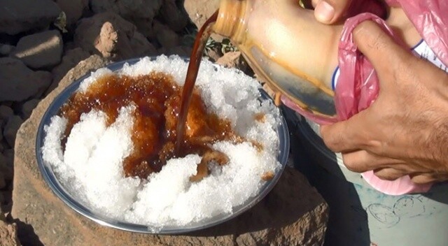 Kavurucu yaz sıcağında ‘karlı pekmez’ yiyerek serinliyorlar