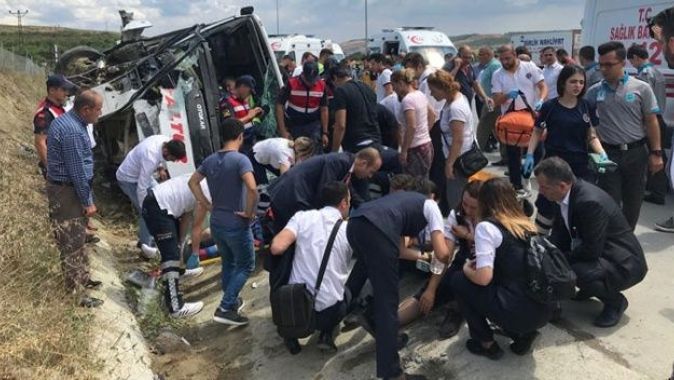 Kuzey Marmara Otoyolu&#039;nda midibüs devrildi; çok sayıda kişi yaralandı