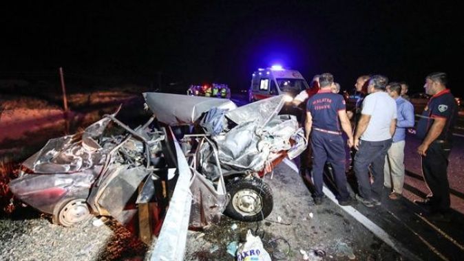 Malatya&#039;da otomobille panelvan çarpıştı: 8 yaralı