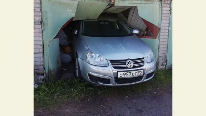 Rus sürücü yanlışlıkla komşusunun garajına daldı