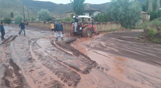 Sel suları Sungurlu-Çankırı yolunu trafiğe kapattı