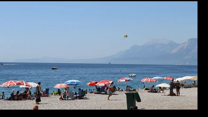 Antalya’da çöl sıcakları tatilcileri durdurmadı