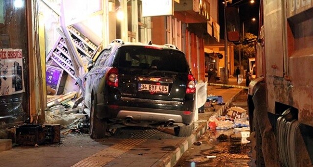 Ardahan&#039;da otomobil iş yerine girdi: 1 ölü, 1 yaralı