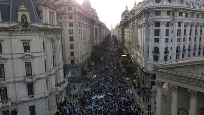 Arjantin&#039;de halk hükümete destek olmak için sokağa döküldü
