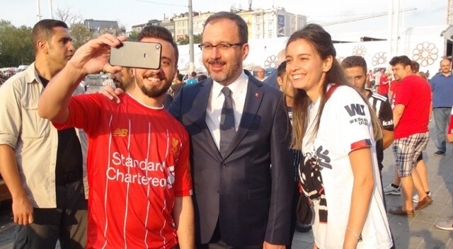 Bakan Kasapoğlu, maç öncesi Taksim’de taraftarlar ile bir araya geldi