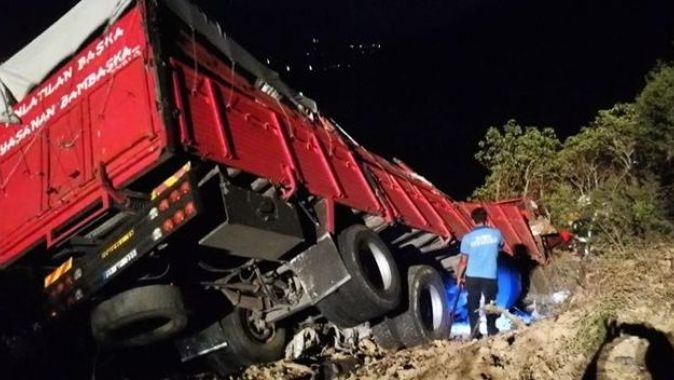 Bursa&#039;da kamyon şarampole devrildi: 1 ölü