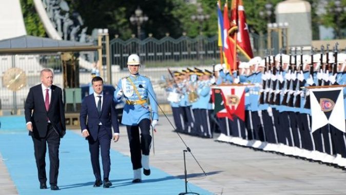 Cumhurbaşkanı Erdoğan, Ukrayna Devlet Başkanı Zelenskiy’i resmi törenle karşıladı