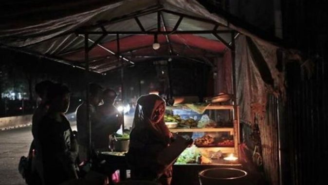 Endonezya&#039;da büyük çaplı elektirk kesintisi