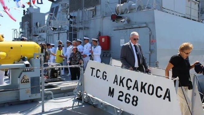 Erdek’te askeri gemiler vatandaşların ziyaretine açıldı