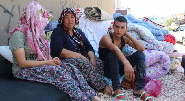 Evden atılan aile 4 gündür sokakta yaşıyor: Yardım bekliyorlar...