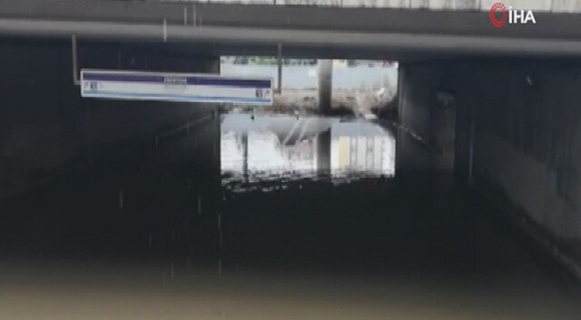 Fikirtepe metrobüs alt geçidini su bastı