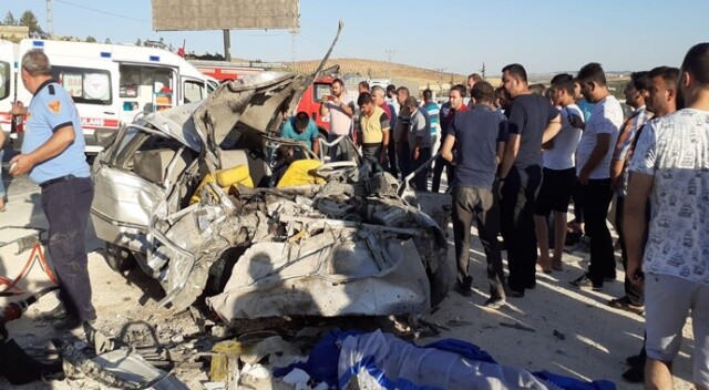 Gaziantep’te otomobil ile minibüs çarpıştı: 3 ölü, 12 yaralı