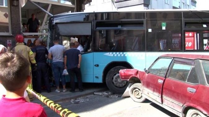 Gaziosmanpaşa’da halk otobüsü apartmana çarptı