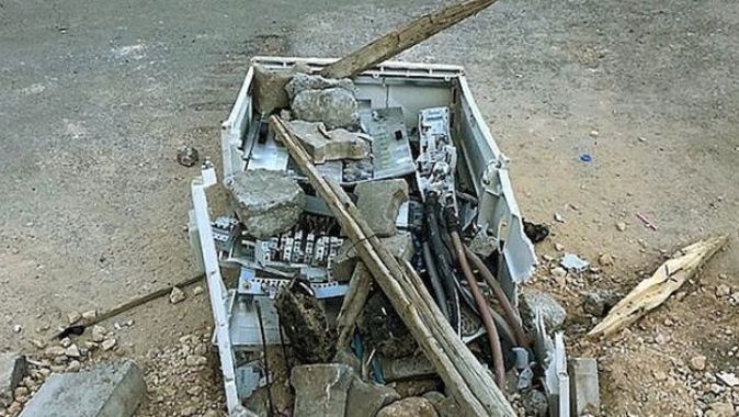 HDP&#039;li belediye tahrik etti kaçak elektriği önleyen panolar parçalandı