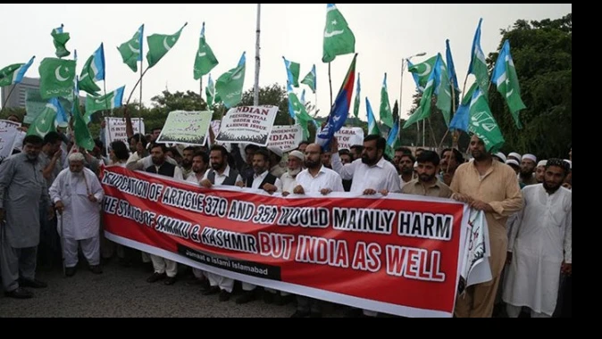 Hindistan&#039;ın Keşmir kararı Pakistan&#039;da protesto edildi