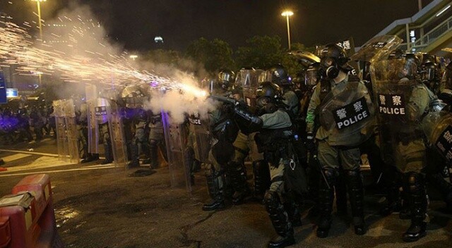 Hong Kong&#039;daki protestolarda polisten göz yaşartıcı gazla müdahale