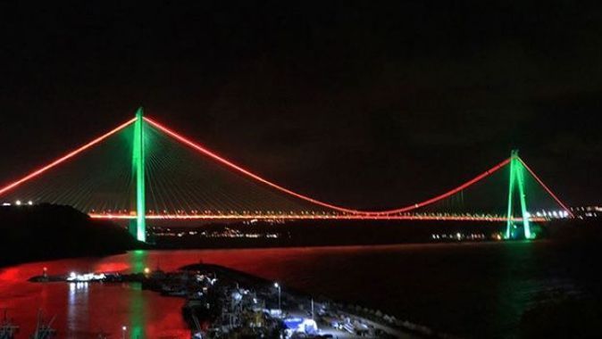 İstanbul&#039;un iki köprüsü Afganistan bayrağı renklerine büründü