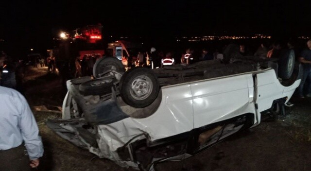 Kaçak göçmen taşıyan minibüs devrildi: 35 yaralı