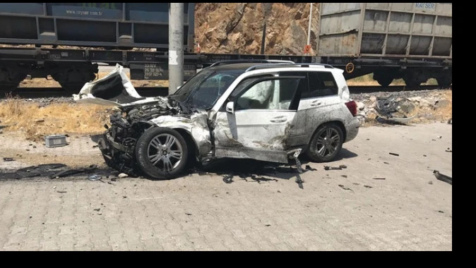 Kahramanmaraş’ta yük treni otomobile çarptı: 5 yaralı