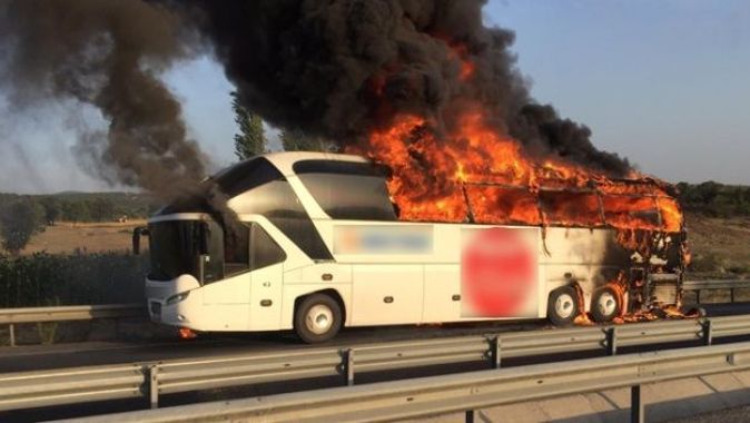 Manisa’da yolcu otobüsü alev alev yandı