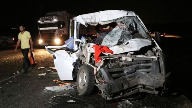 Minibüs saman yüklü kamyona çarptı: 8 yaralı