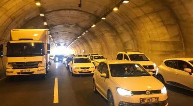 Orhangazi Tüneli&#039;nde araç yangını trafiği durdurdu