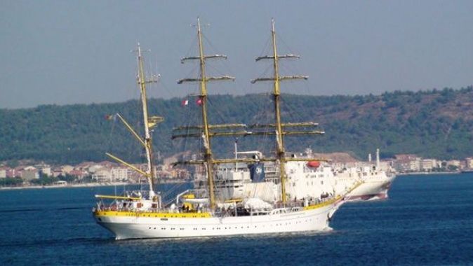 Romanya okul gemisi Çanakkale Boğazı&#039;ndan geçti