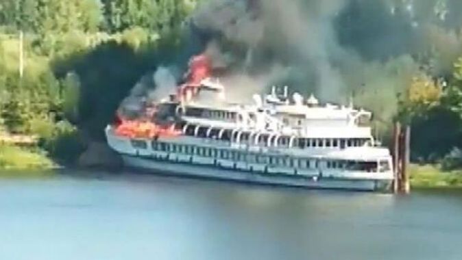Rusya&#039;da tadilatı süren yolcu gemisinde yangın!
