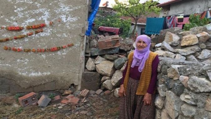 Sağanak yağış 80 yaşındaki ninenin evini vurdu: Evinin arka duvarı tamamen yıkıldı