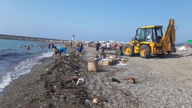 Selin getirdiği odunlar sahile vurdu, vatandaşlar şaşkınlık yaşadı