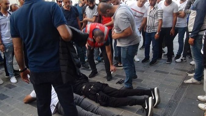 Taksim&#039;de yabancı uyruklu vatandaşlar birbirine girdi