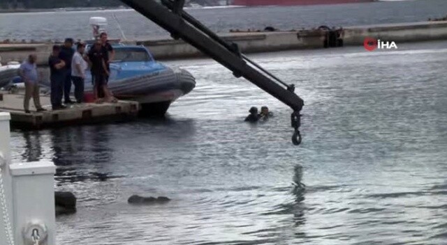 Tarabya Sahili&#039;nde denize uçan minibüs vinç yardımıyla çıkarıldı