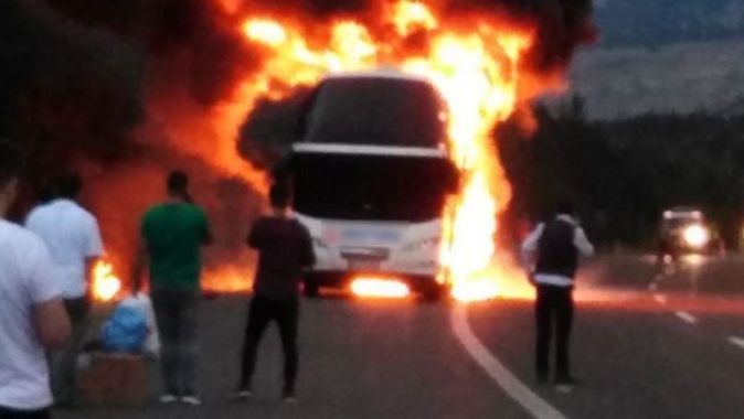 TEM’de korkutan kaza! Seyir halindeki otobüs alev alev yandı