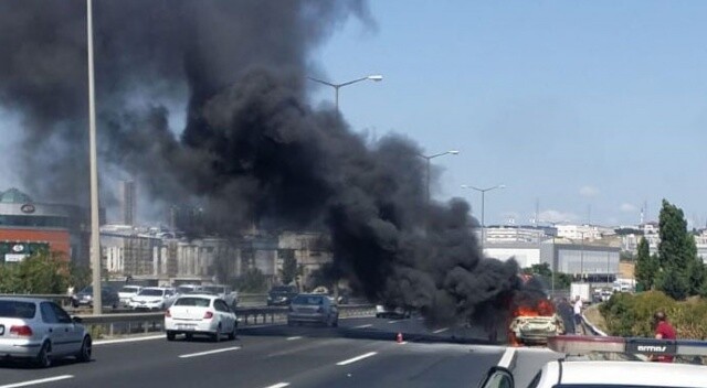 TEM Otoyolu&#039;nda bir araç alev alev yandı