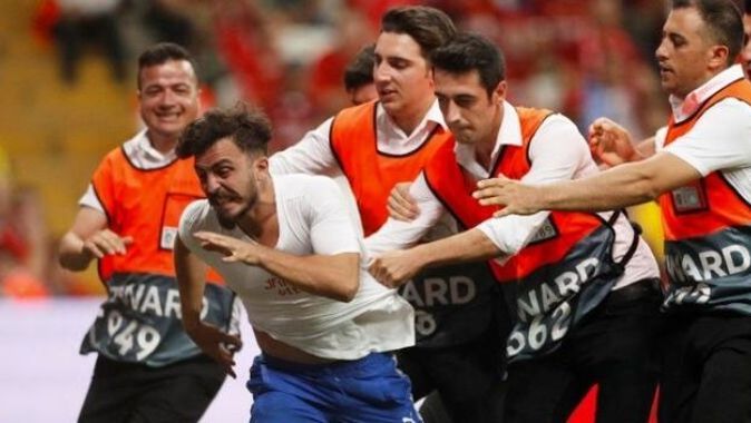 UEFA Süper Kupa finalinde sahaya giren Youtuber abone kaybediyor