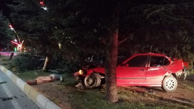 Uşak&#039;ta otomobil ağaca çarptı: 2 ölü, 1 yaralı