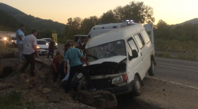 Zonguldak&#039;ta minibüs hendeğe düştü: 2&#039;si çocuk 8 yaralı