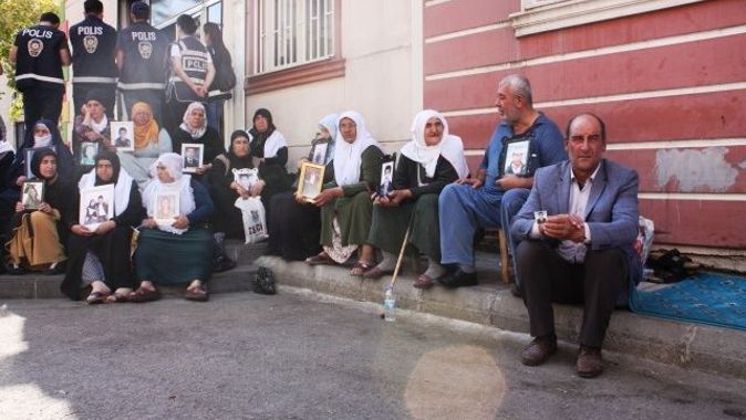 Acılı aileler direniyor! HDP önündeki eylem 15. gününde... Aile sayısı 37&#039;yi buldu!