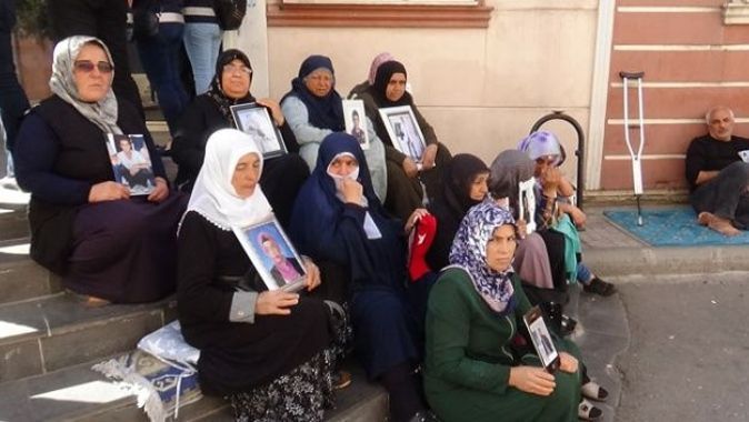 Anneler direnmeye devam ediyor! HDP önündeki evlat nöbeti 26&#039;ncı gününde