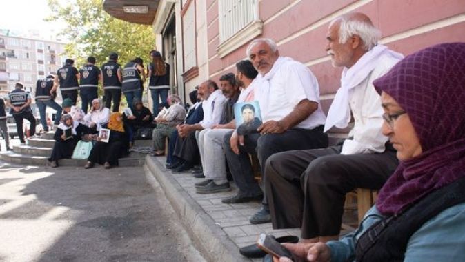 Annelerin HDP önündeki oturma eylemi 10&#039;uncu gününde