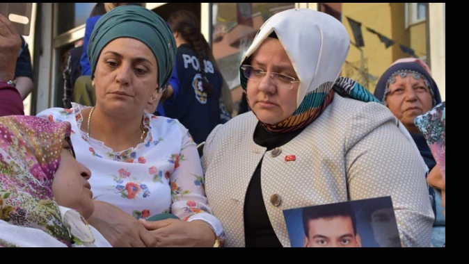 Bakan Selçuk&#039;tan HDP önünde eylem yapan ailelere ziyaret