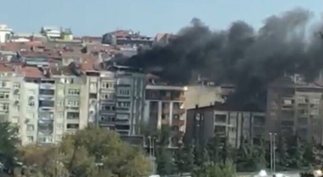 Bayrampaşa&#039;da 7 katlı binanın çatı katı yandı