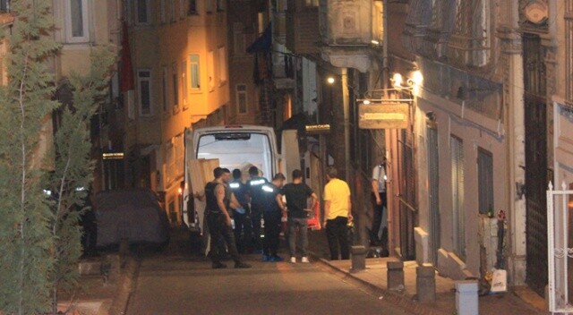 Beyoğlu’nda ölü bulunan İngiliz turistlerin cesetleri Adli Tıpa kaldırıldı