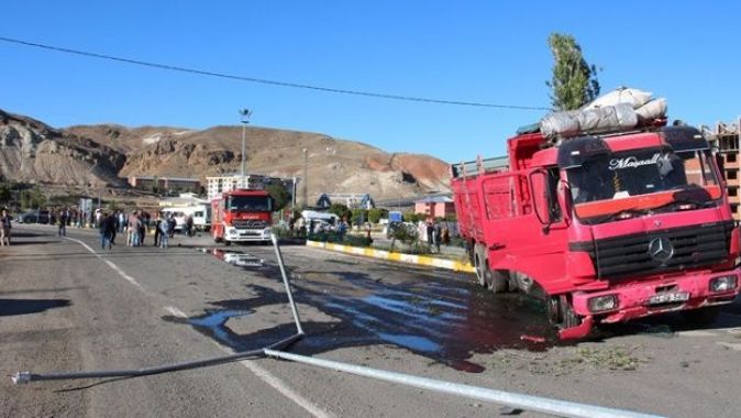 Erzurum&#039;da kamyon ile öğrenci servisi çarpıştı: 3 yaralı