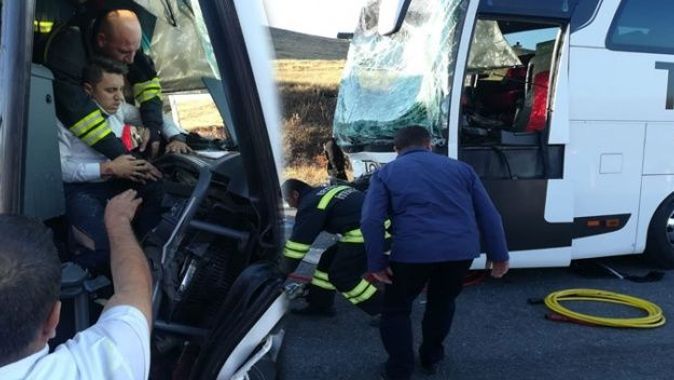 Feci kaza! Yolcu otobüsü ile tır çarpıştı: 17 yaralı