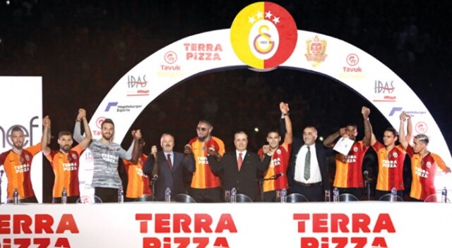 Galatasaray yeni oyuncuları ile gövde gösterisi yaptı