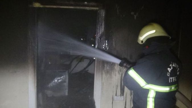 İçtiği sigara evi yaktı, yanarak ölmekten komşuları kurtardı